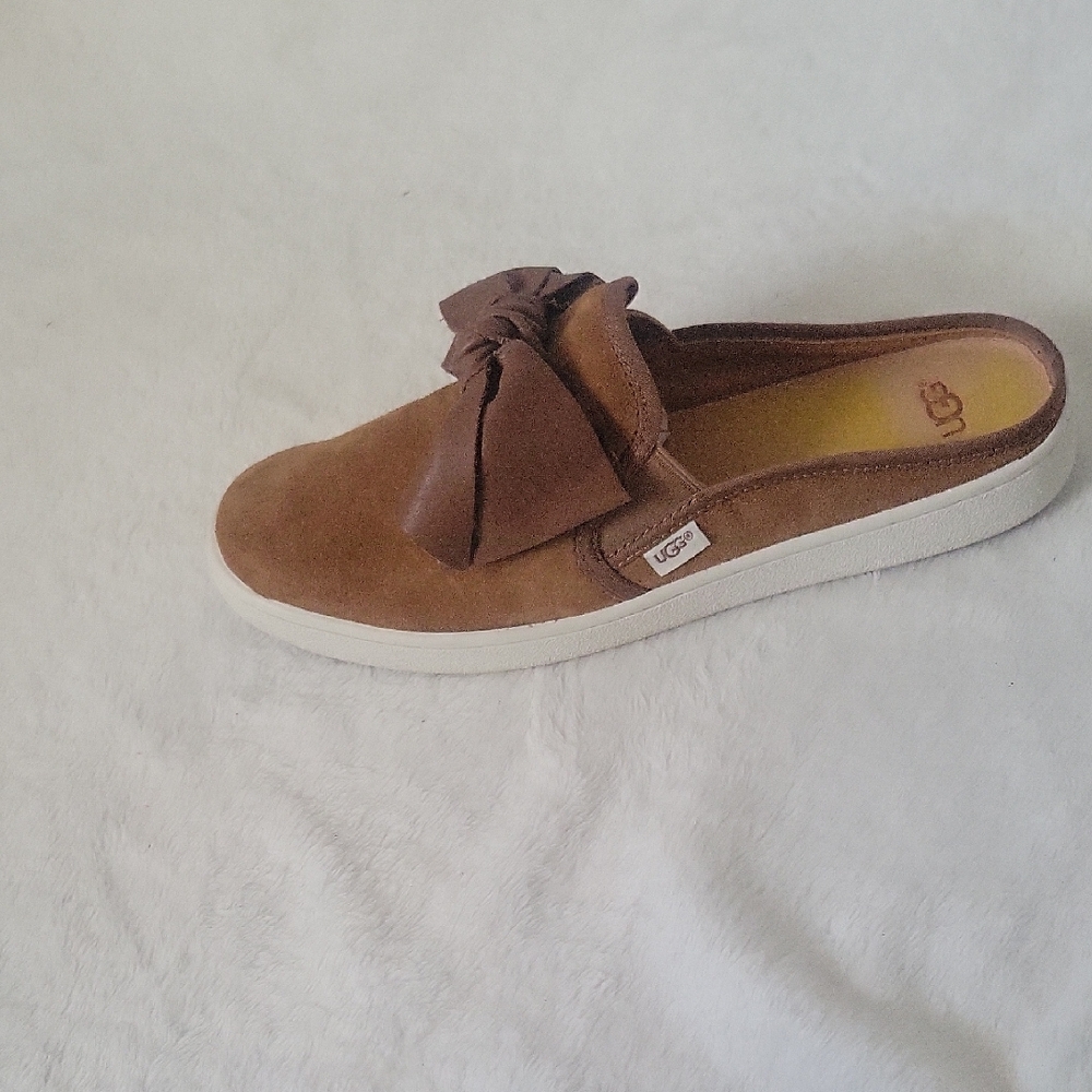 UGG Women's Tan Mules with Bow Detail Size 9